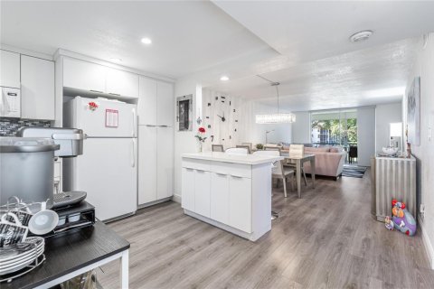 Condo in Pembroke Pines, Florida, 2 bedrooms  № 2258153 - photo 10