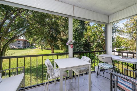 Condo in Pembroke Pines, Florida, 2 bedrooms  № 2258153 - photo 17