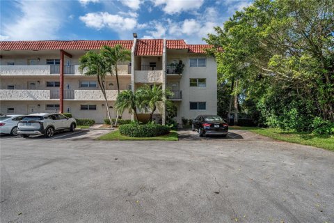 Condo in Pembroke Pines, Florida, 2 bedrooms  № 2258153 - photo 20