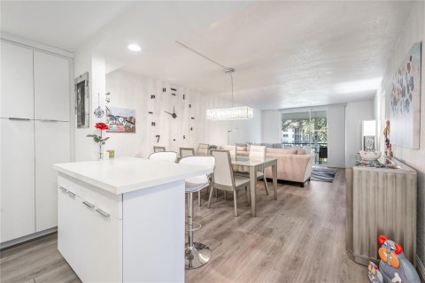 Condo in Pembroke Pines, Florida, 2 bedrooms  № 2258153 - photo 11