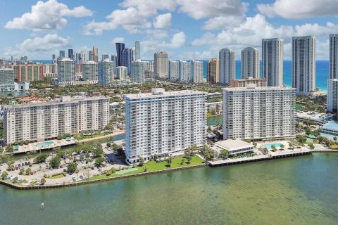 Купить кондоминиум в Санни-Айлс-Бич, Флорида 2 спальни, 125.42м2, № 2050482 - фото 2
