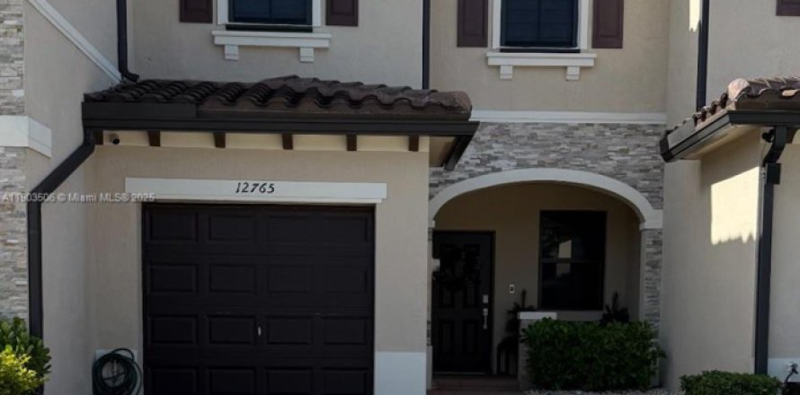 Touwnhouse à Miami, Floride 3 chambres, 123.65 m2 № 1955684