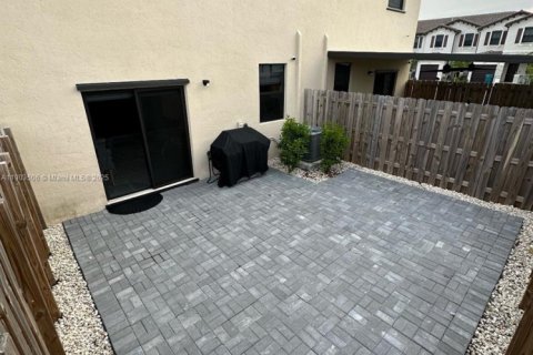 Touwnhouse à vendre à Miami, Floride: 3 chambres, 123.65 m2 № 1955684 - photo 2