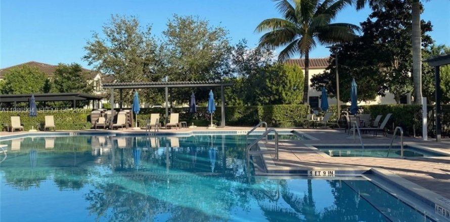 Таунхаус в Хомстед, Флорида 3 спальни, 141.58м2 № 2048378