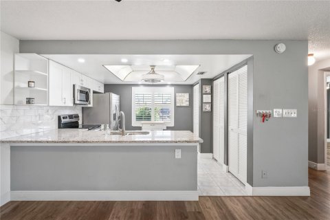 Condo in New Port Richey, Florida, 2 bedrooms  № 1747521 - photo 6
