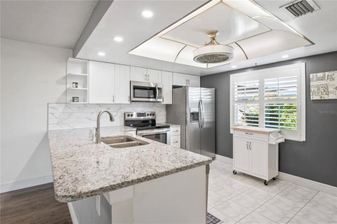 Condo in New Port Richey, Florida, 2 bedrooms  № 1747521 - photo 7