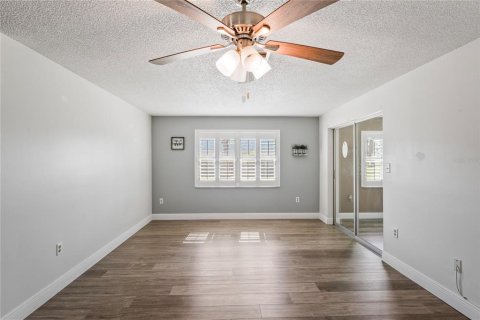 Condo in New Port Richey, Florida, 2 bedrooms  № 1747521 - photo 12