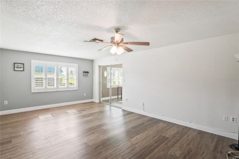 Condo in New Port Richey, Florida, 2 bedrooms  № 1747521 - photo 13