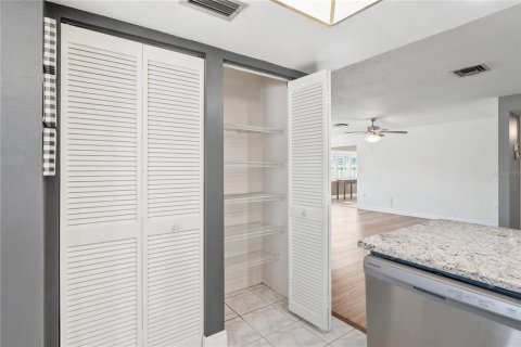 Condo in New Port Richey, Florida, 2 bedrooms  № 1747521 - photo 11