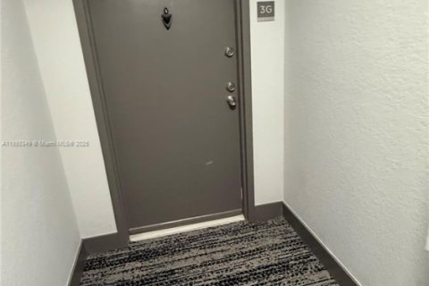 Condo in North Miami Beach, Florida, 2 bedrooms  № 1945277 - photo 6