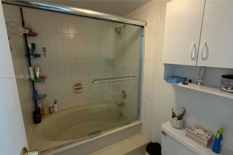 Condo in North Miami Beach, Florida, 2 bedrooms  № 1945277 - photo 21