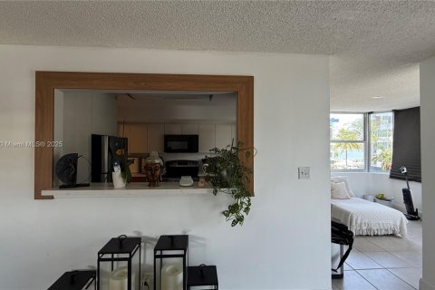 Condo in North Miami Beach, Florida, 2 bedrooms  № 1945277 - photo 13