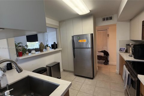 Condo in North Miami Beach, Florida, 2 bedrooms  № 1945277 - photo 8