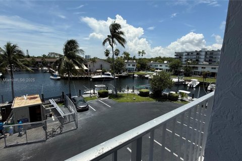 Condo in North Miami Beach, Florida, 2 bedrooms  № 1945277 - photo 16