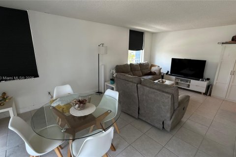 Condo in North Miami Beach, Florida, 2 bedrooms  № 1945277 - photo 1