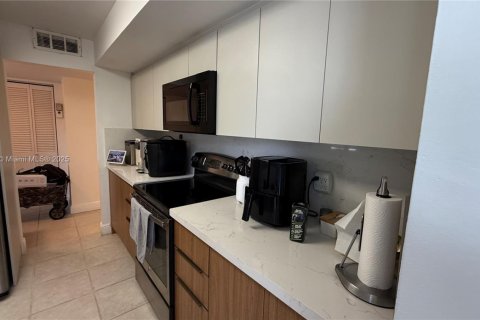 Condo in North Miami Beach, Florida, 2 bedrooms  № 1945277 - photo 9