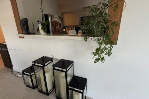 Condo in North Miami Beach, Florida, 2 bedrooms  № 1945277 - photo 12
