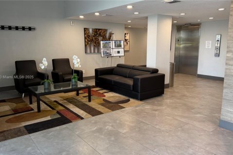 Condo in North Miami Beach, Florida, 2 bedrooms  № 1945277 - photo 2