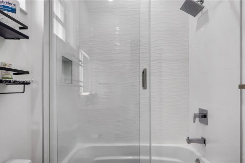 House in Weston, Florida 5 bedrooms, 255.3 sq.m. № 2036189 - photo 27