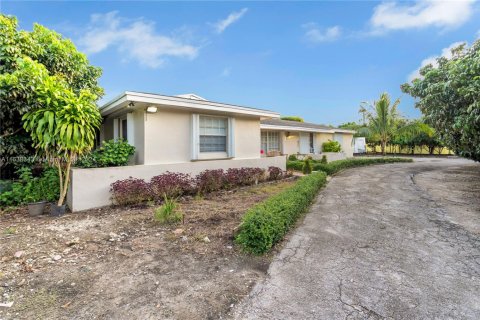 House in Homestead, Florida 4 bedrooms, 157.93 sq.m. № 1763743 - photo 1