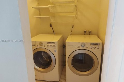 Touwnhouse à vendre à Miami, Floride: 2 chambres, 166.48 m2 № 2004214 - photo 5