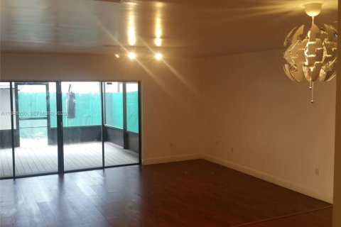 Touwnhouse à vendre à Miami, Floride: 2 chambres, 166.48 m2 № 2004214 - photo 7