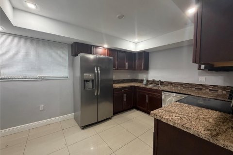 Снять в аренду виллу или дом в Майами-Шорс, Флорида 5 спален, 324.04м2, № 2079563 - фото 12