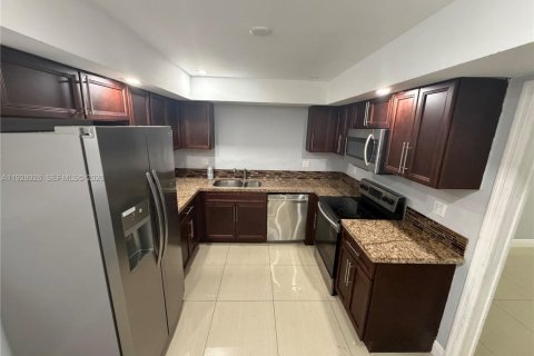 Снять в аренду виллу или дом в Майами-Шорс, Флорида 5 спален, 324.04м2, № 2079563 - фото 11