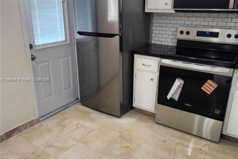 Copropriété à louer à Miami, Floride: 1 chambre, 96.99 m2 № 1949485 - photo 2