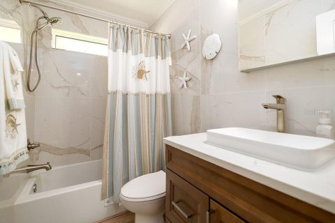 Condo in Bradenton Beach, Florida, 2 bedrooms  № 1816808 - photo 24