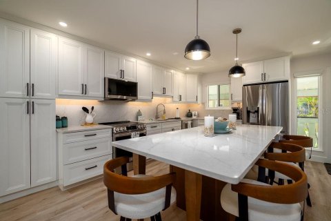 Condo in Bradenton Beach, Florida, 2 bedrooms  № 1816808 - photo 4