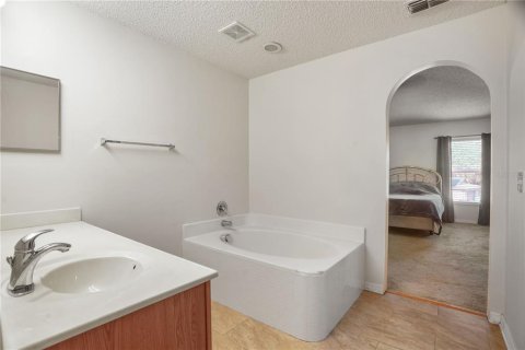 House in Spring Hill, Florida 4 bedrooms, 260.13 sq.m. № 1721907 - photo 23