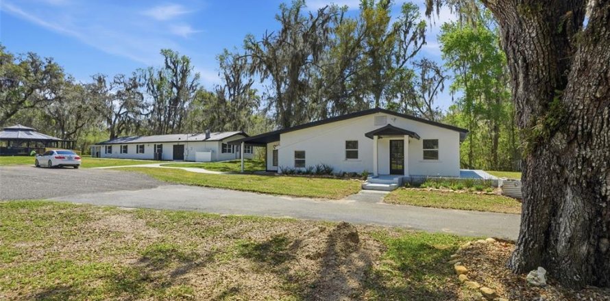 Propiedad comercial en Brooksville, Florida 10 dormitorios, 321.07 m2 № 2135281