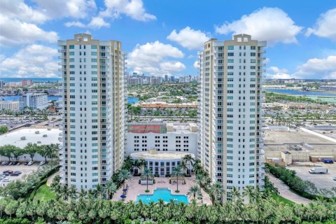 Copropriété à vendre à Hallandale Beach, Floride: 3 chambres, 148.36 m2 № 1961236 - photo 1