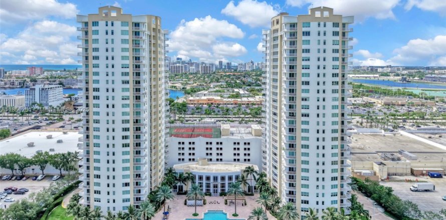 Condo à Hallandale Beach, Floride, 3 chambres № 1961236