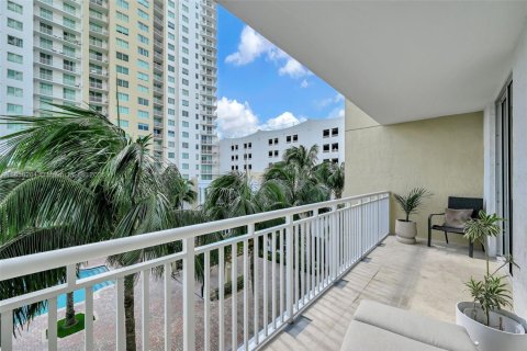 Copropriété à vendre à Hallandale Beach, Floride: 3 chambres, 148.36 m2 № 1961236 - photo 19