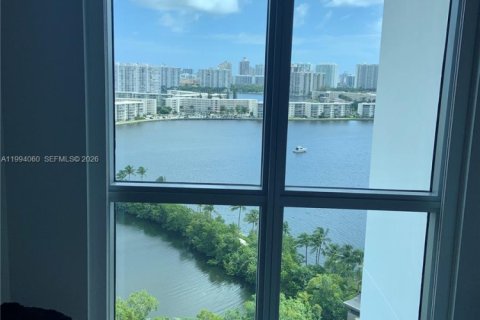 Condo in North Miami Beach, Florida, 2 bedrooms № 2255838 - photo 11
