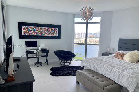 Condo in North Miami Beach, Florida, 2 bedrooms № 2255838 - photo 10