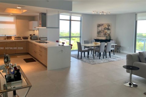 Condo in North Miami Beach, Florida, 2 bedrooms № 2255838 - photo 9