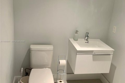 Condo in North Miami Beach, Florida, 2 bedrooms № 2255838 - photo 23