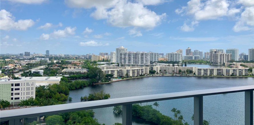 Condo in North Miami Beach, Florida, 2 bedrooms № 2255838