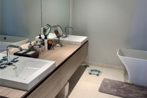 Condo in North Miami Beach, Florida, 2 bedrooms № 2255838 - photo 15