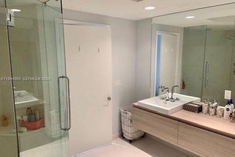 Condo in North Miami Beach, Florida, 2 bedrooms № 2255838 - photo 17