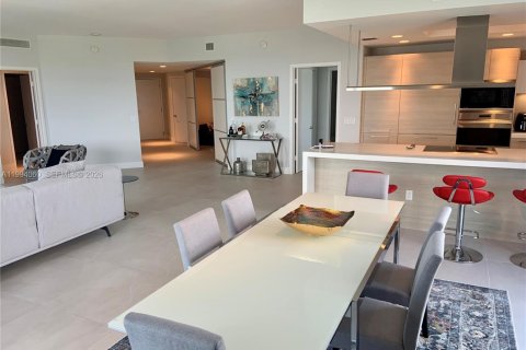 Condo in North Miami Beach, Florida, 2 bedrooms № 2255838 - photo 3