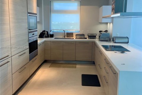 Condo in North Miami Beach, Florida, 2 bedrooms № 2255838 - photo 8