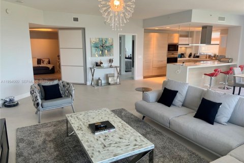 Condo in North Miami Beach, Florida, 2 bedrooms № 2255838 - photo 2