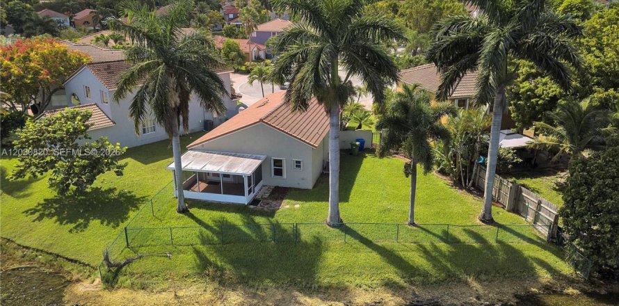 Villa ou maison à Pembroke Pines, Floride 3 chambres, 141.21 m2 № 2145658