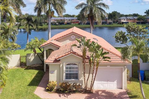 Villa ou maison à vendre à Pembroke Pines, Floride: 3 chambres, 141.21 m2 № 2145658 - photo 2