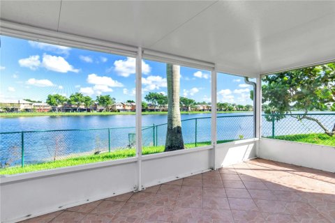 Villa ou maison à vendre à Pembroke Pines, Floride: 3 chambres, 141.21 m2 № 2145658 - photo 4
