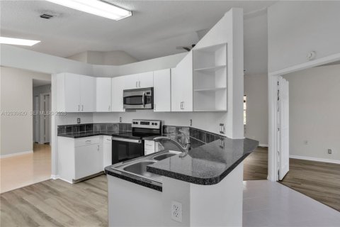 Villa ou maison à vendre à Pembroke Pines, Floride: 3 chambres, 141.21 m2 № 2145658 - photo 16